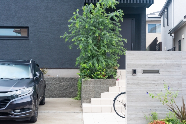 規模の大小関わらず、
アプローチ・塀・垣根・門扉・フェンスなどの外構工事も承っております。