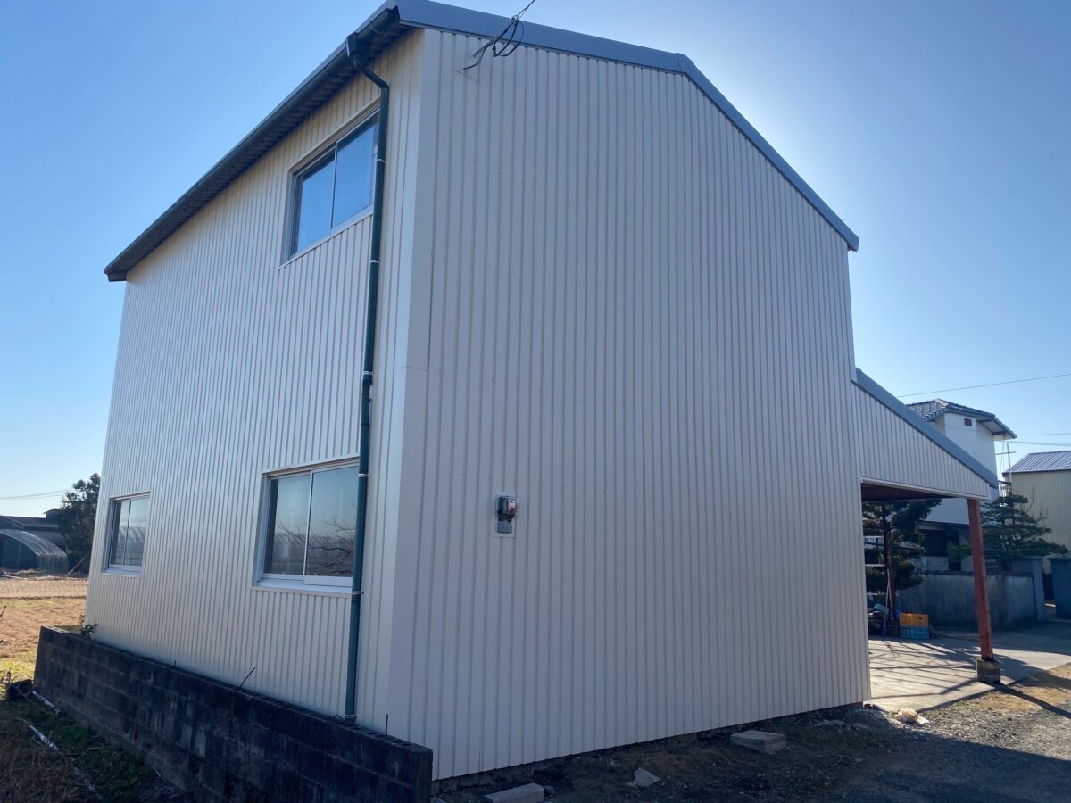 古くなった建築物の外装工事をご依頼いただきました。