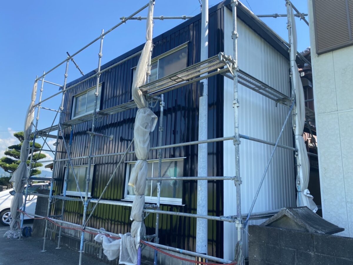 外装塗装で見事に一新。２色のデザインで違う建物の雰囲気に。